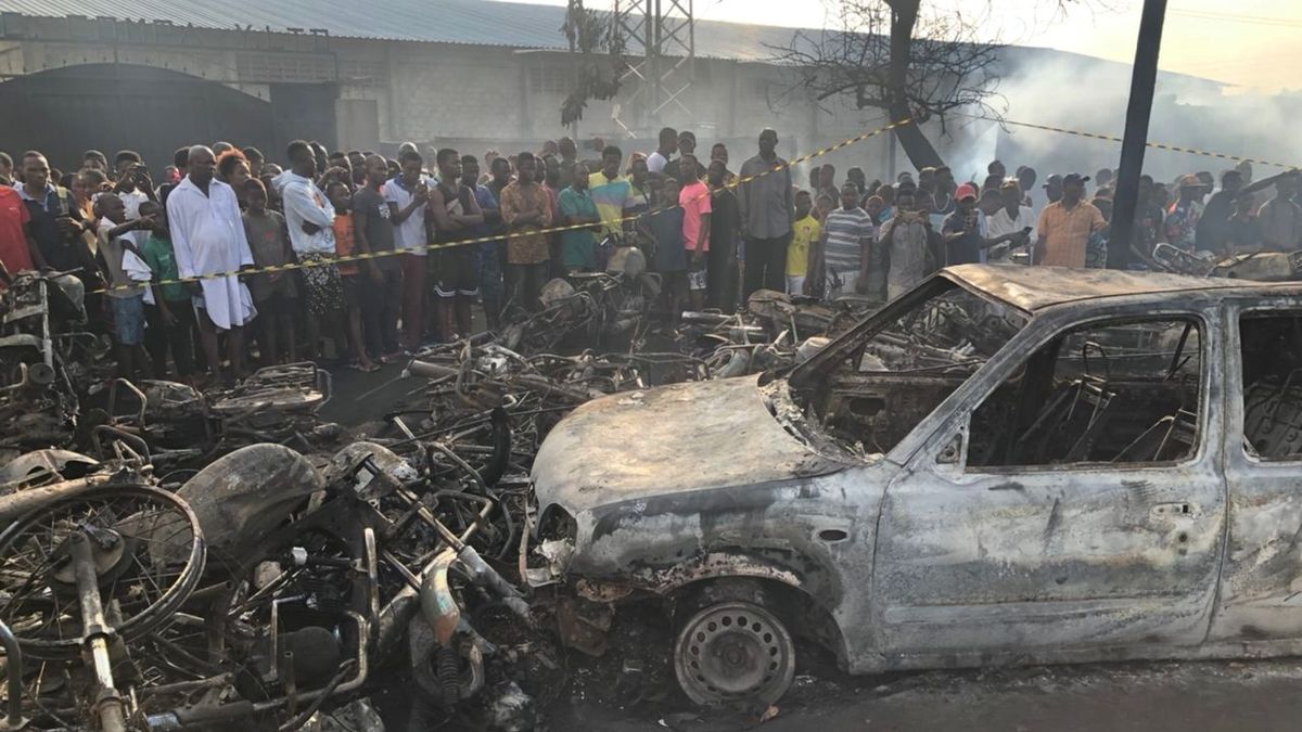 Na sto obětí exploze cisternového auta v západoafrickém Freetownu